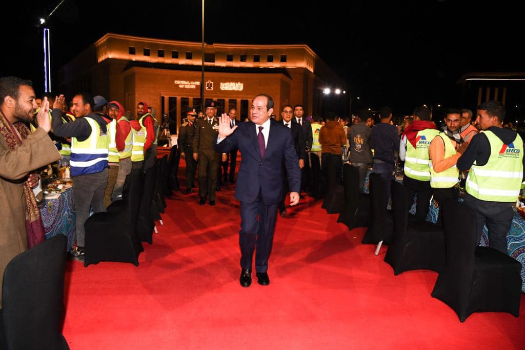 الرئيس السيسي يُشارك العمال والمواطنين في سحور أولى ليالي رمضان بالعاصمة الإدارية الجديدة