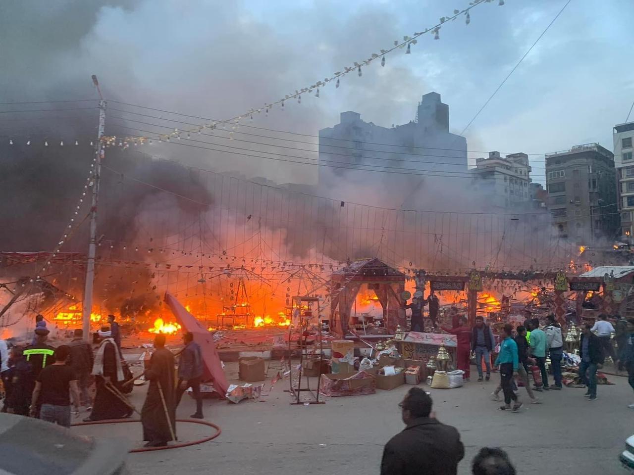 حريق يلتهم خيمة لبيع الفوانيس بشارع الجيش في المنصورة | صور