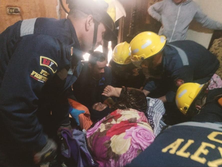 أمن الإسكندرية يساعد سيدة في نقلها إلى المستشفى لكونها لا تقوى على الحركة