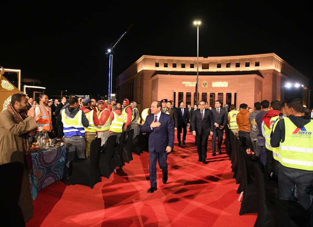 الرئيس السيسي يُشارك العمال والمواطنين في سحور أولى ليالي رمضان