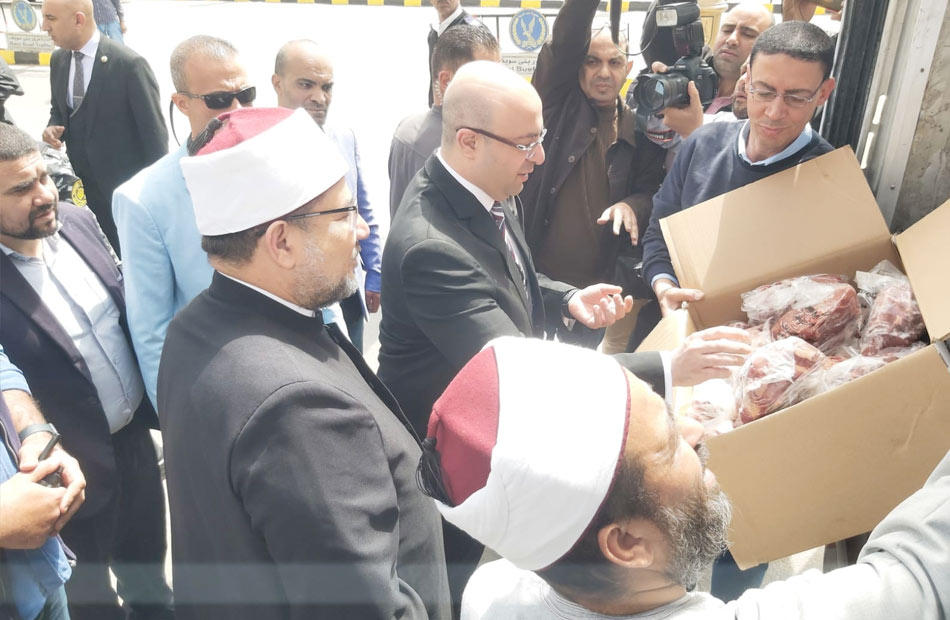 وزير الأوقاف ومحافظ بني سويف يشهدان توزيع لحوم ;صكوك الإطعام; على الأسر الأولى بالرعاية| صور