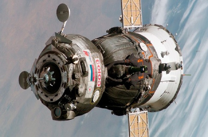 كبسولة الفضاء الروسية سويوز تعود إلى الأرض بدون رواد لوجود تسرب بها