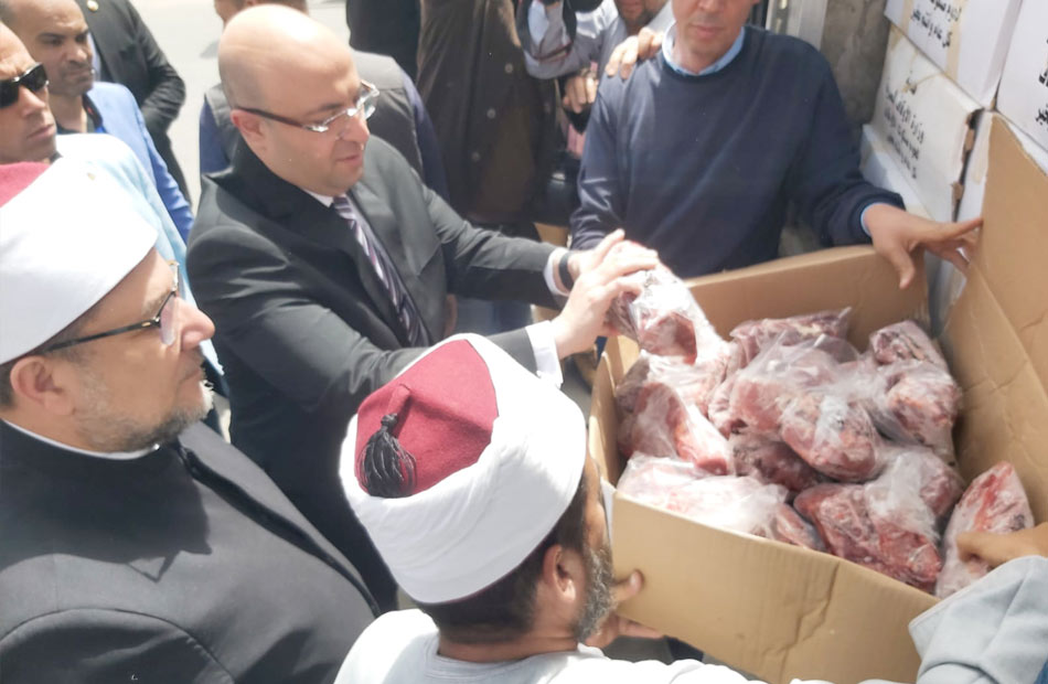 وزير الأوقاف ومحافظ بني سويف يشهدان استلام كمية من لحوم  صكوك الإطعام