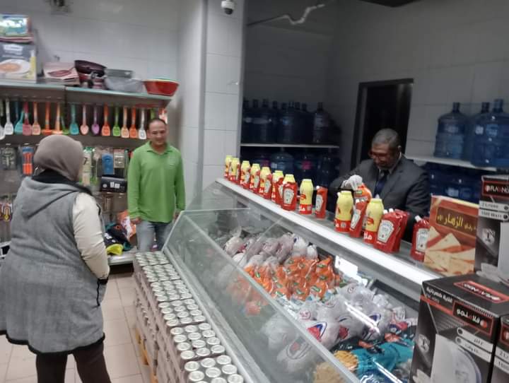 تحرير  محضرا وإعدام أغذية فاسدة في أسواق حي ثان المنتزه بالإسكندرية