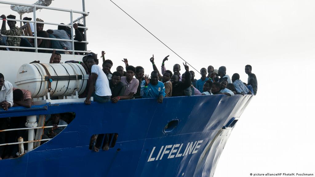 إيطاليا تحتجز سفينة إنقاذ مهاجرين ألمانية مؤقتا بموجب قانون جديد