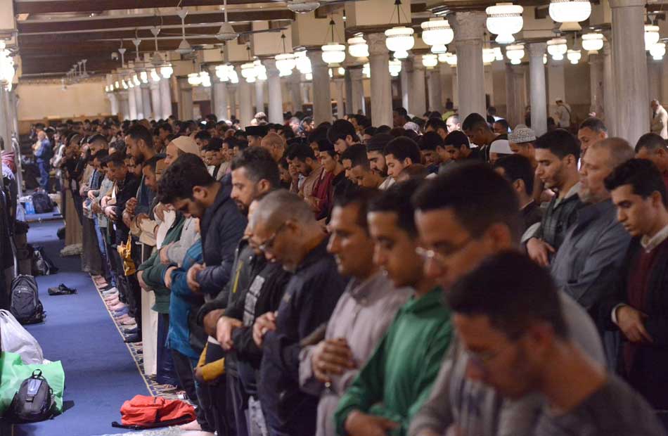 آلاف المصلين يؤدون العشاء والتراويح بالجامع الأزهر 