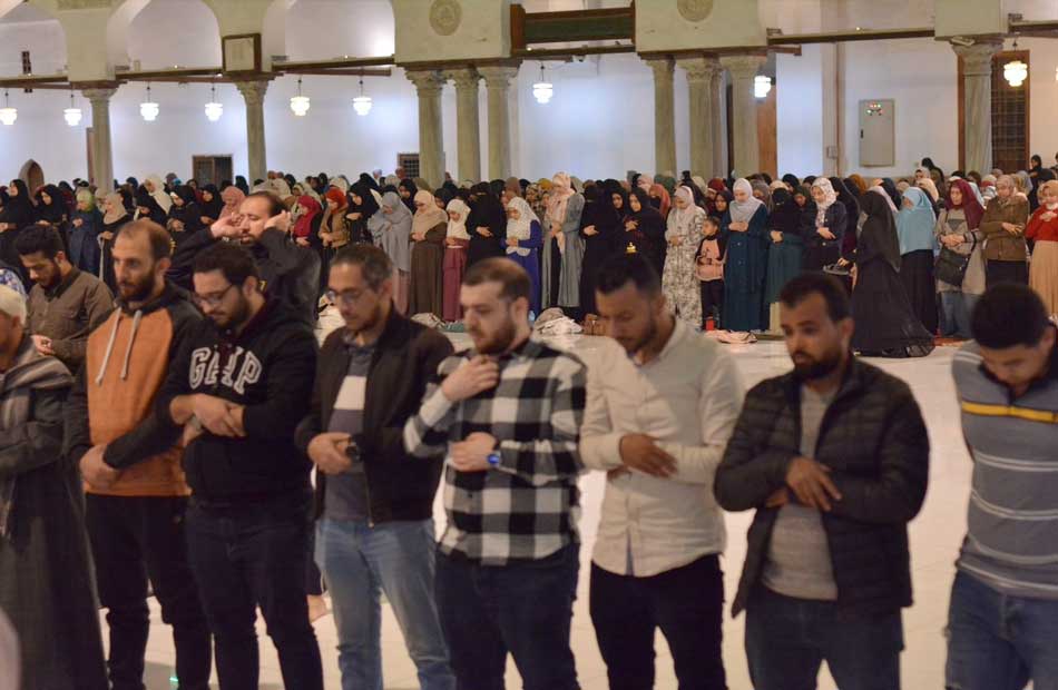 آلاف المصلين يؤدون العشاء والتراويح بالجامع الأزهر 