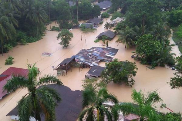 رئيس الإكوادور إجلاء أكثر من  شخص من منازلهم بسبب الفيضانات العارمة