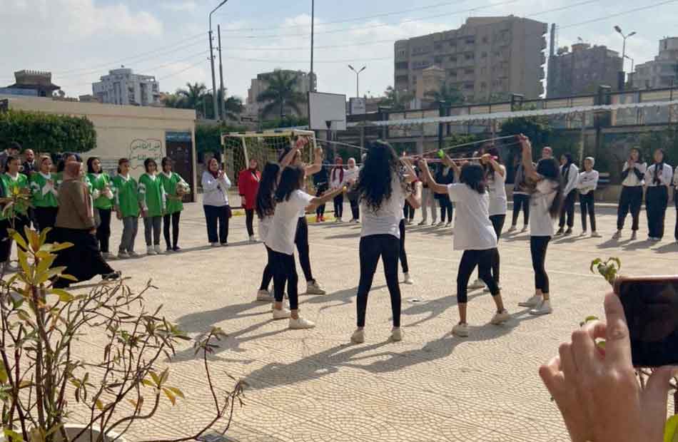 وزيرا التعليم والرياضة يشاركان طالبات مدرسة مصر الجديدة لعبة كرة القدم| صور