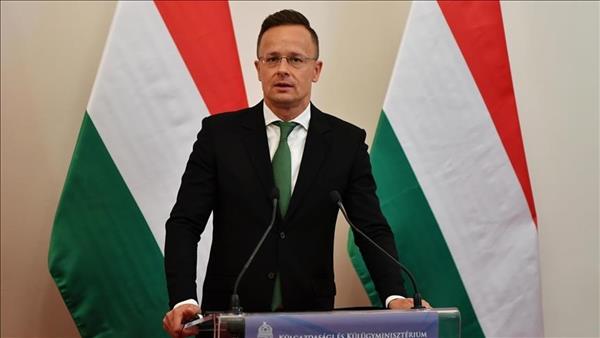 وزير الخارجية المجري الغرب يعاني من  ذهان الحرب 