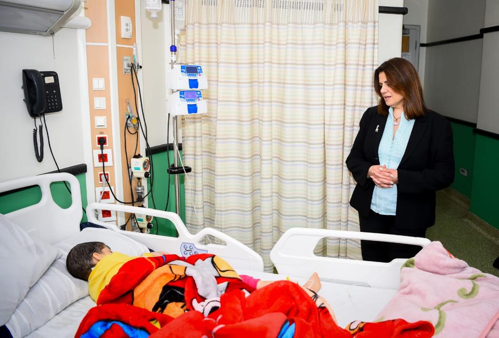 وزيرة الهجرة تزور مستشفى سرطان الأطفال 57357