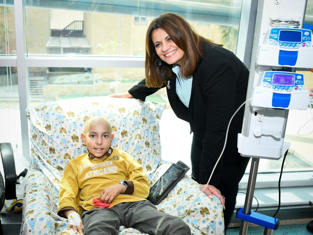 وزيرة الهجرة تزور مستشفى سرطان الأطفال 57357