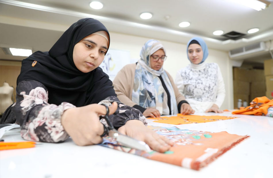 للسيدات والفتيات  القومي للمرأة  يطلق ورشة تدريبية على تفصيل ملابس العيد |صور 