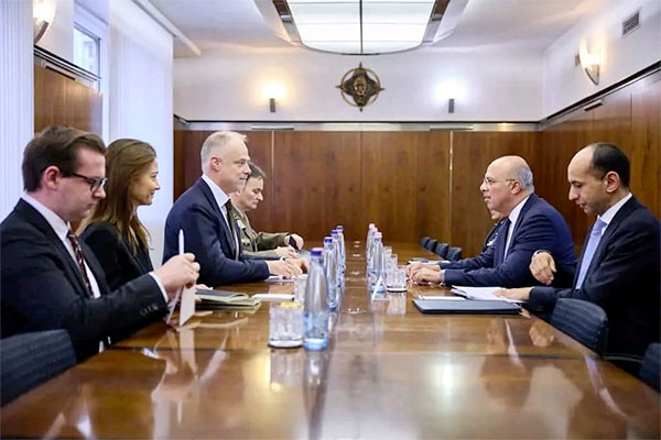 السفير محمد الشناوي خلال لقائه مع كريستوف سزلاى وزير دفاع المجر