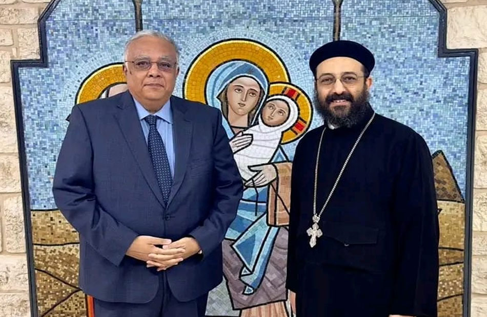 مندوب مصر بالأمم المتحدة بجنيف يقدم التهنئة بعيد القيامة بالكنيسة