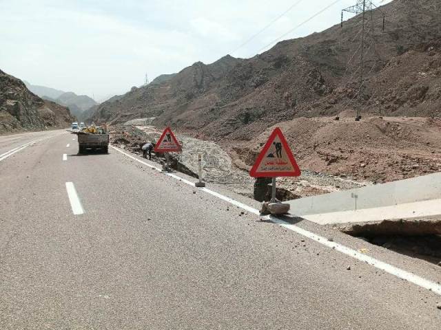 أعمال استعادة كفاءة المناطق المتضررة من السيول بطريق   شرم الشيخ