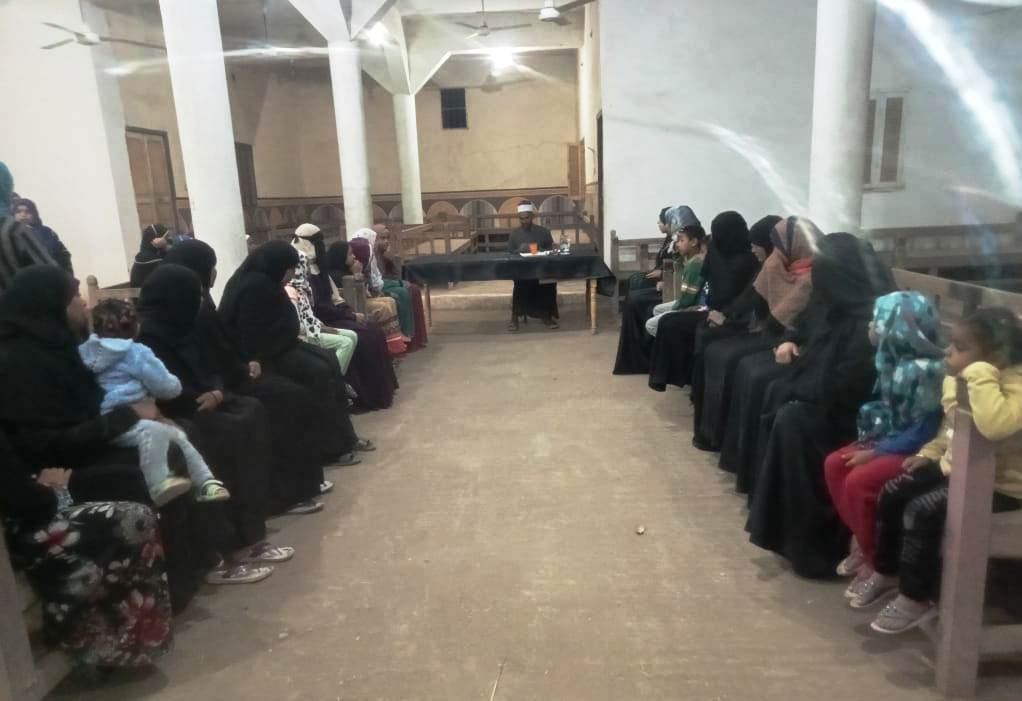 تنظيم  من جلسات الدوار لتوعية  سيدة من أهالي  قرى بإدفو 