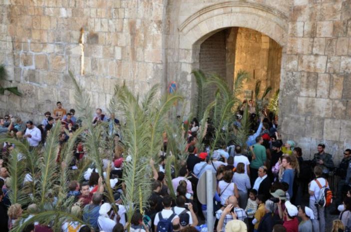 آلاف المسيحيين يشاركون في المسيرة التقليدية لأحد الشعانين في القدس