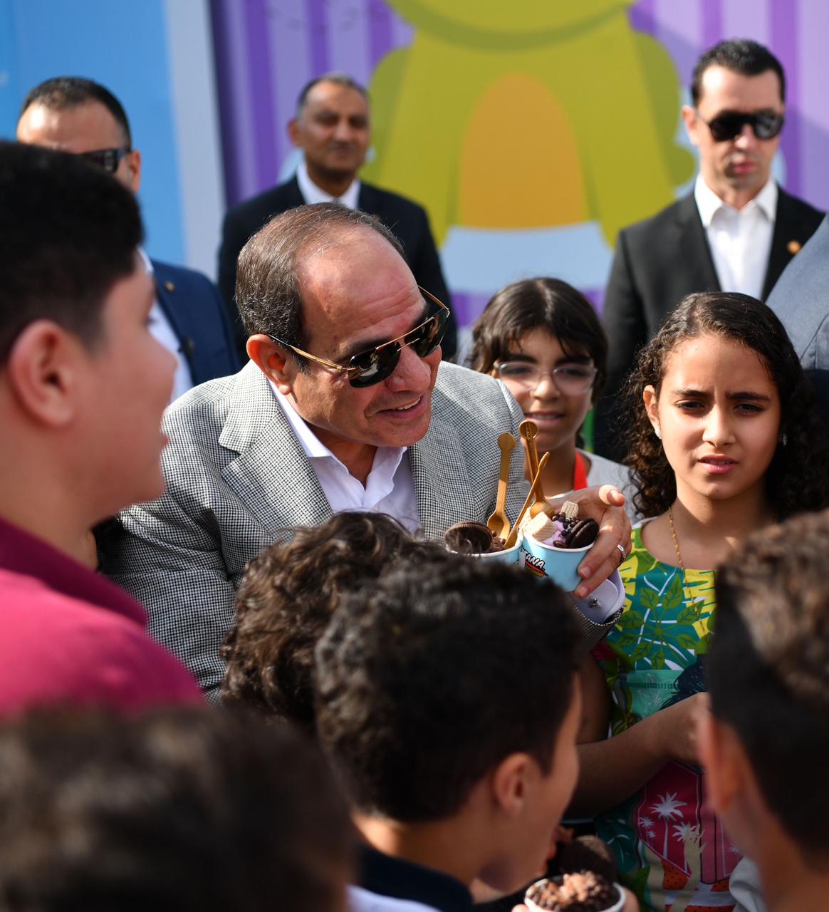 الرئيس السيسي يشارك في احتفالية العيد مع أبناء الشهداء من القوات المسلحة والشرطة
