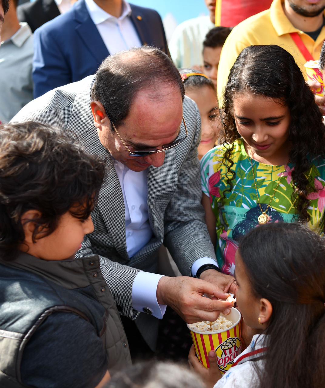 الرئيس السيسي يشارك في احتفالية العيد مع أبناء الشهداء من القوات المسلحة والشرطة