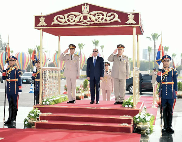 الرئيس السيسي يضع إكليلا من الزهور على النصب التذكاري بمناسبة ذكرى تحرير سيناء