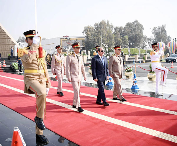 الرئيس السيسي يضع إكليلا من الزهور على النصب التذكاري بمناسبة ذكرى تحرير سيناء