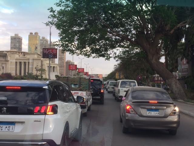 كثافات مرورية متوسطة بعدد من الشوارع والميادين صباح اليوم