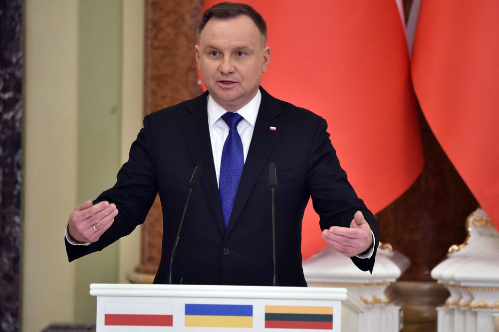 رئيس بولندا يُؤكد أن بلاده ستواصل تقديم المساعدات العسكرية لأوكرنيا
