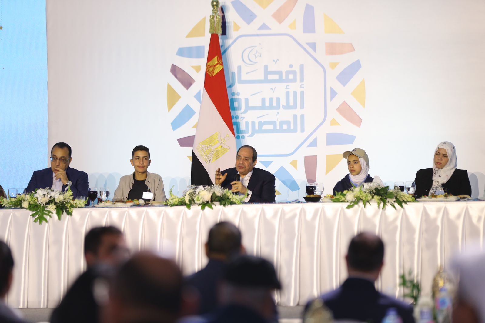 الرئيس السيسي يدير حوارًا مفتوحًا مع المواطنين عقب تناول إفطار الأسرة المصرية بالأسمرات