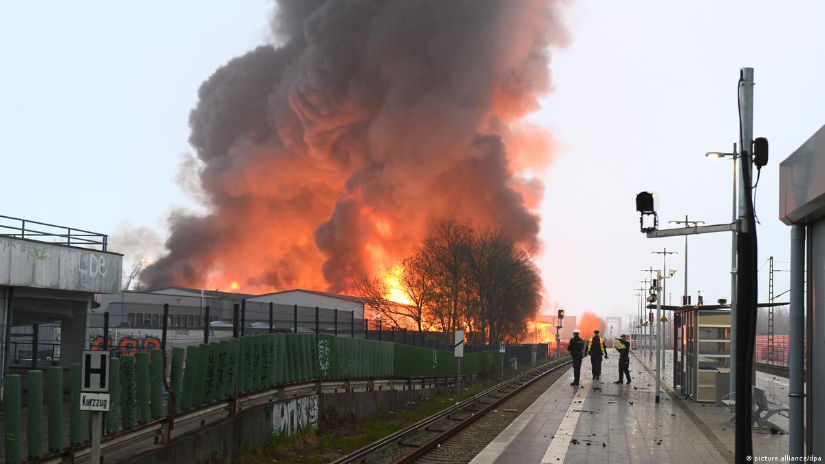 حريق كبير في منطقة تجارية بهامبورج شمالي ألمانيا
