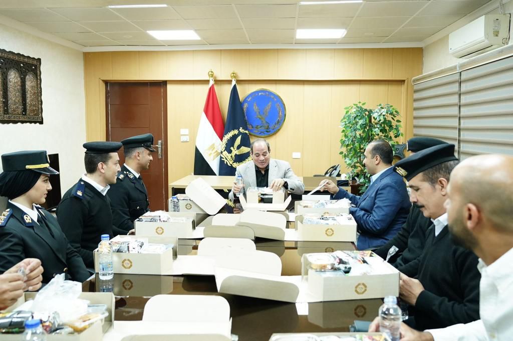 الرئيس السيسي يطمئن على وجبات النزلاء في قسم شرطة مدينة نصر أول خلال زيارته المفاجئة | فيديو