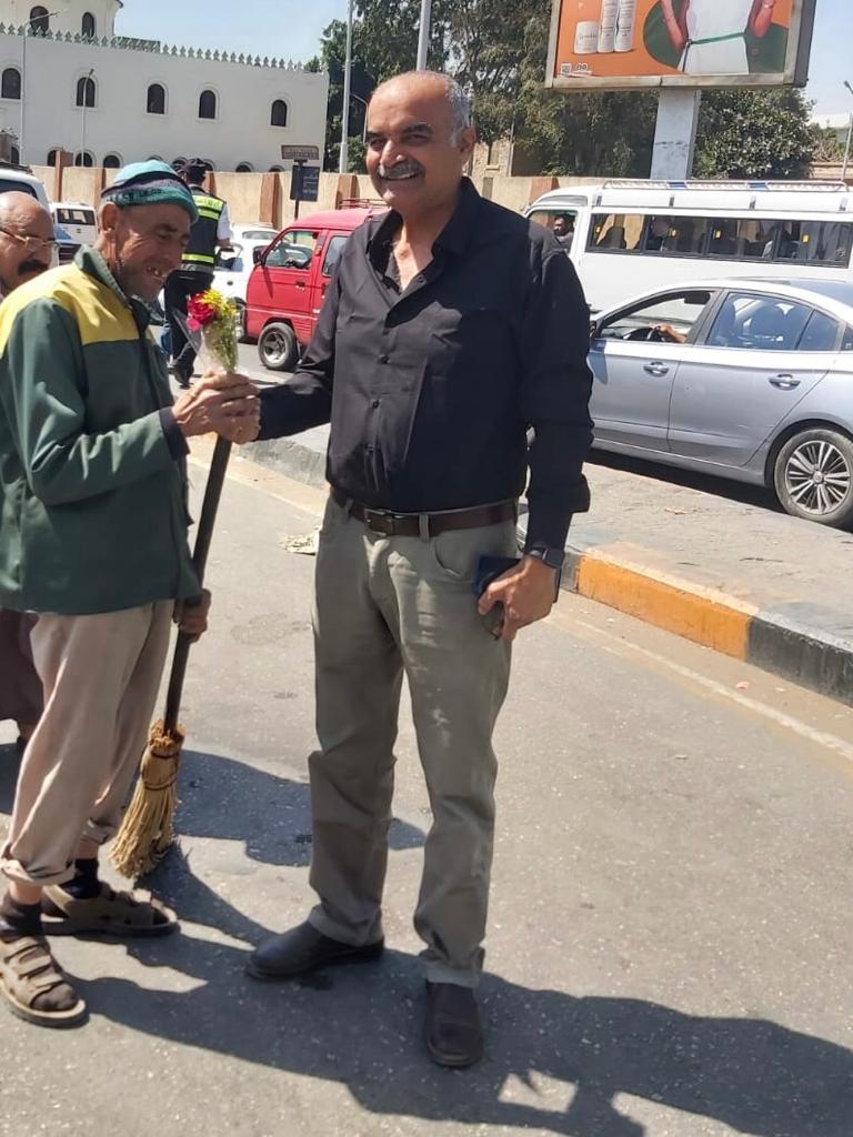 رئيس حي الدقي يقدم الورود لعمال النظافة في عيد العمال