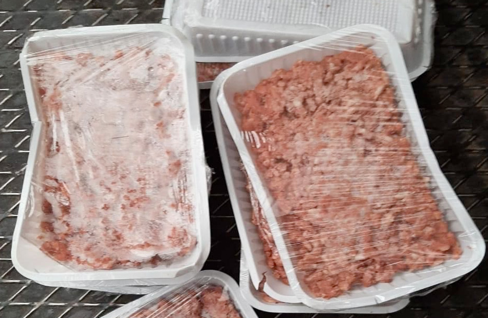 ضبط 31 كيلو من مصنعات اللحوم والدواجن منتهية الصلاحية في حملة بالأقصر -  بوابة الأهرام