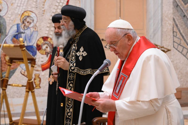  البابا تواضروس وبابا الفاتيكان خلال اجتماع وفدي الكنيستين الأرثوذكسية والكاثوليكية