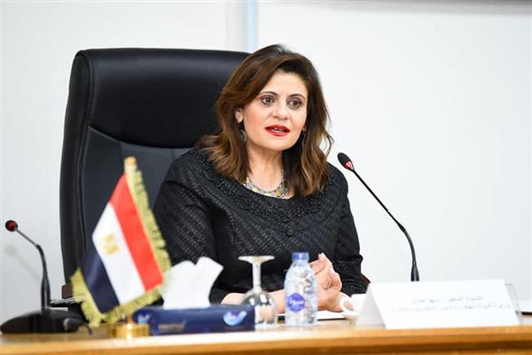 وزيرة الهجرة ترأس إحدى لجان اختبارات برنامج 