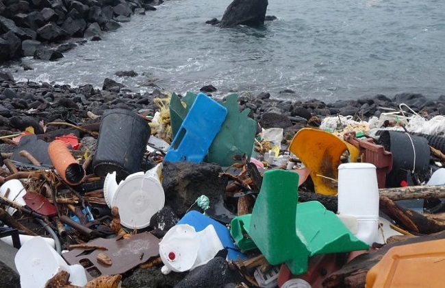 ;البلاستيك; عدو البيئة العائم  ألف جزء بلاستيكى يطفو فوق كل كيلو متر مربع بحرى