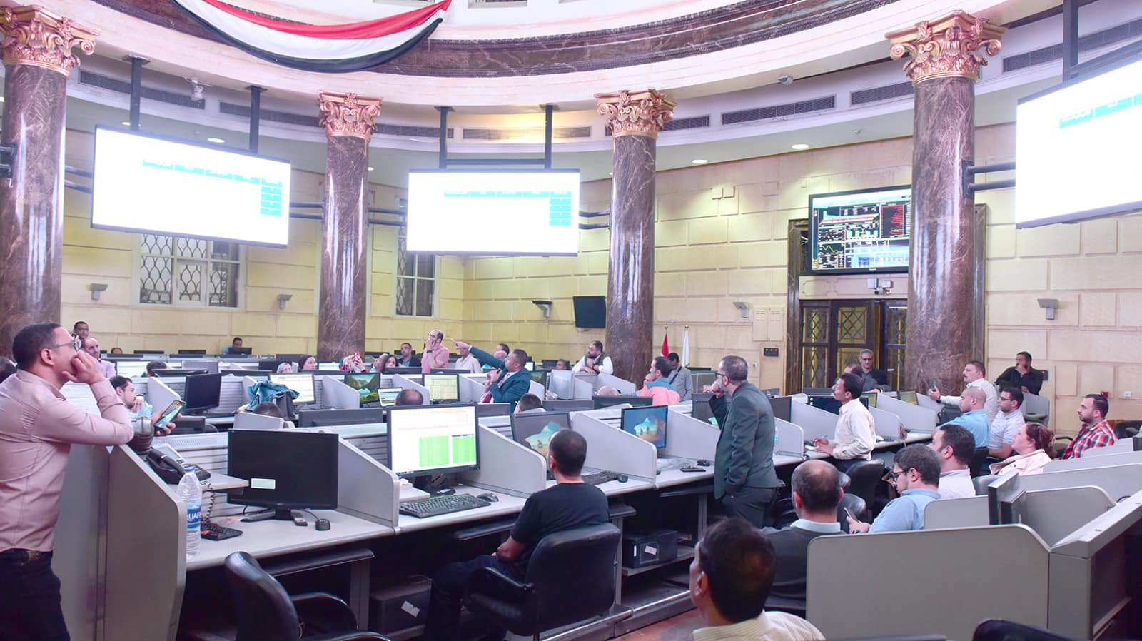 تباين أداء مؤشرات البورصة المصرية في بداية تعاملات اليوم الأحد 