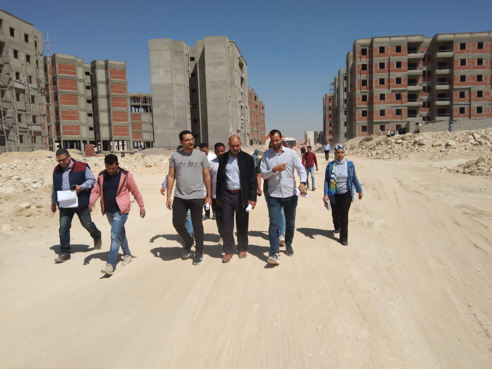 وزير الإسكان يتابع سير العمل بوحدات المبادرة الرئاسية   سكن كل المصريين   الجاري تنفيذها بمدينة 15 م