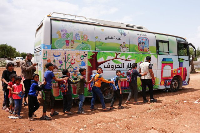 حافلات متنقلة لتعليم أطفال دمّر الزلزال مدارسهم في سوريا |صور