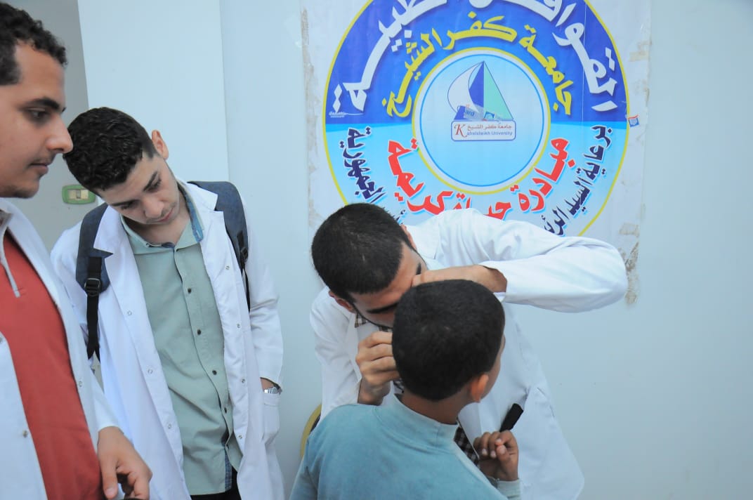 الكشف على  حالة بقرية الجمايلة بقافلة جامعة كفر الشيخ الطبية