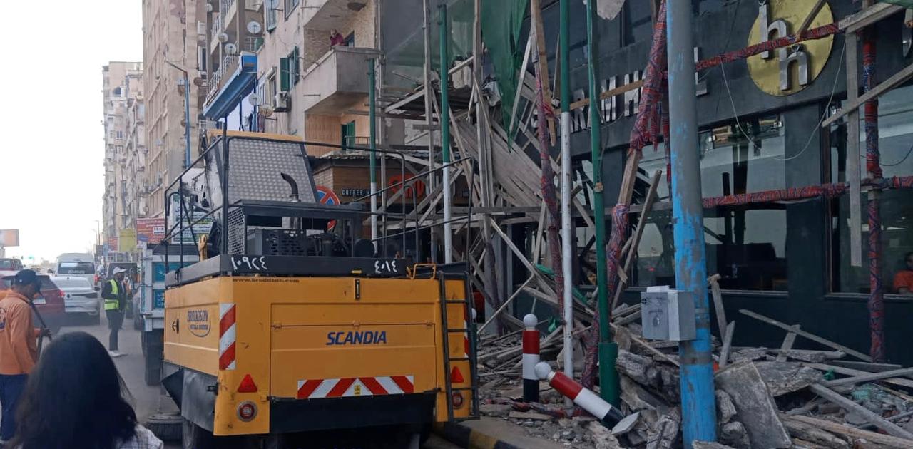 إصابة مواطن في سقوط سقف فندق بكورنيش الإسكندرية | صور