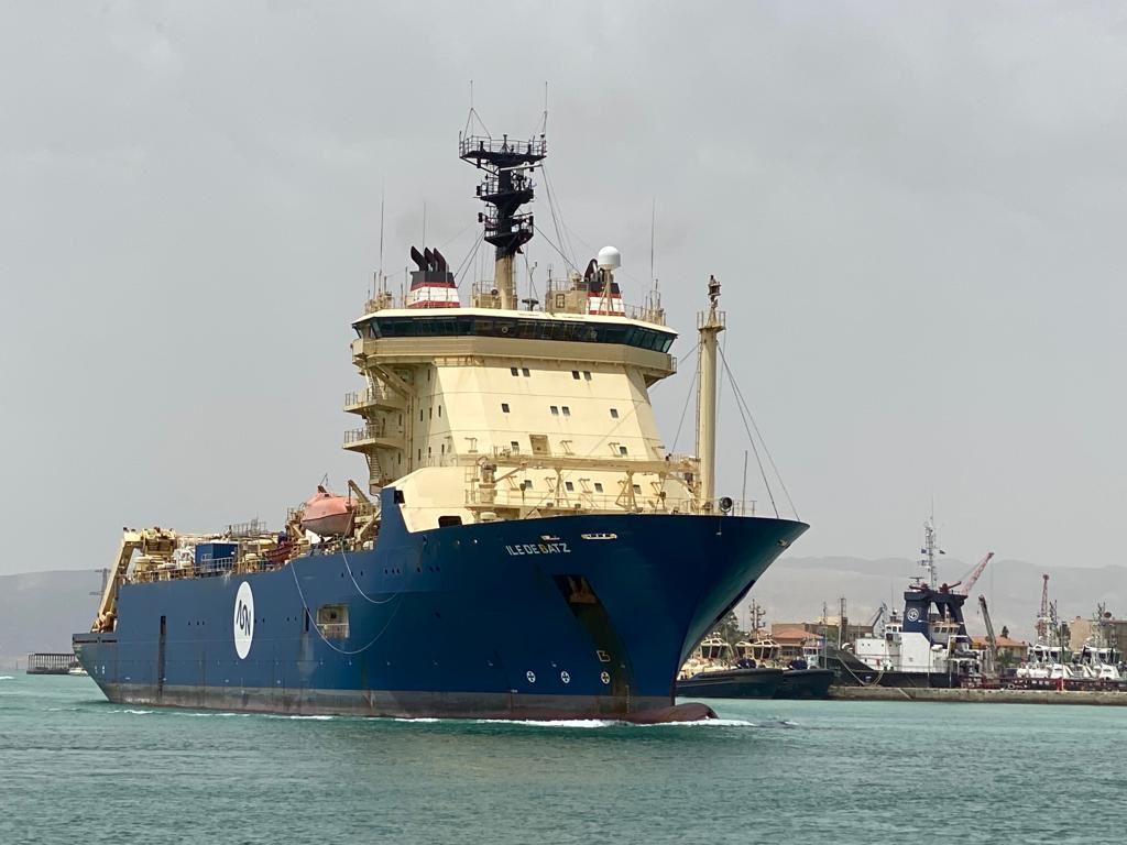 فريق إنقاذ هيئة قناة السويس أكد سلامتها استئناف عبور سفينة البضائع ;XIN HAI TONG ; ضمن قافلة الجنوب |صور 