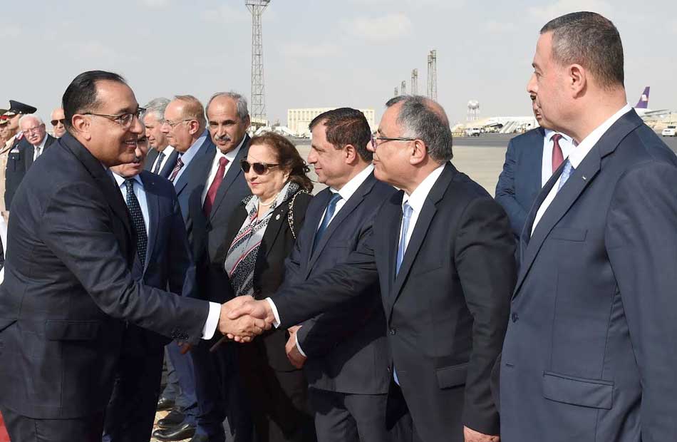 رئيس الوزراء يستقبل نظيره الفلسطيني والوفد المرافق له بمطار القاهرة | صور