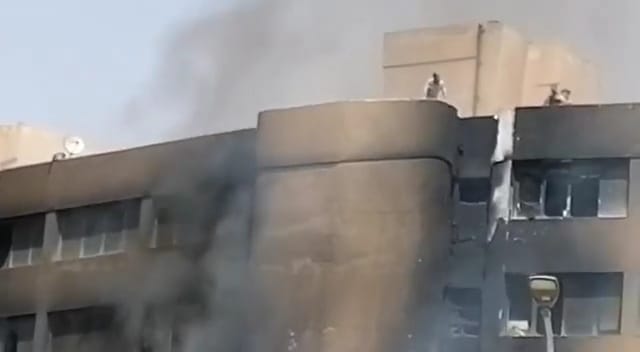 بسلالم هيدروليكية.. إنقاذ الموظفين المحتجزين داخل حريق جهاز مدينة 15 مايو | صور