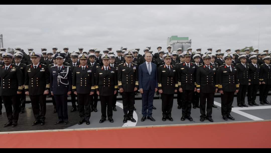 قائد القوات البحرية يرفع العلم المصري على الفرقاطة  القهار 