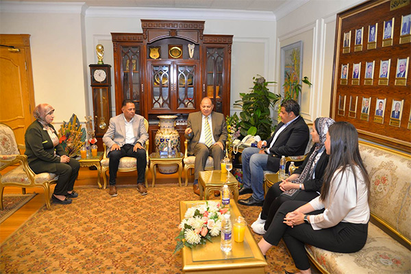محافظ أسيوط يجتمع مع مصطفى زمزم رئيس مجلس أمناء مؤسسة صناع الخير للتنمية