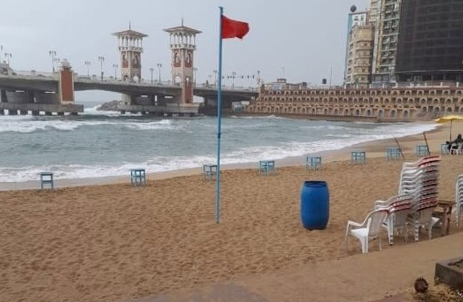 بسبب ارتفاع الأمواج الإسكندرية ترفع الرايات الحمراء على الشواطئ 