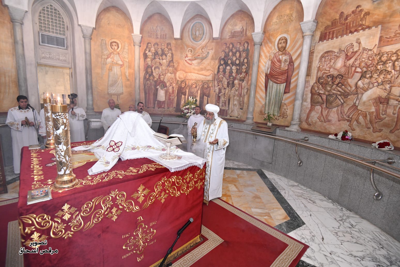 البابا تواضروس يصلي قداس عيد مارمرقس في مزاره بالكاتدرائية