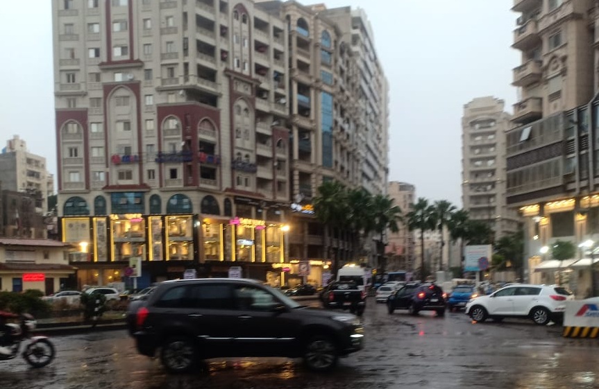 أمطار متوسطة تضرب عدة أنحاء بمحافظة الإسكندرية | صور