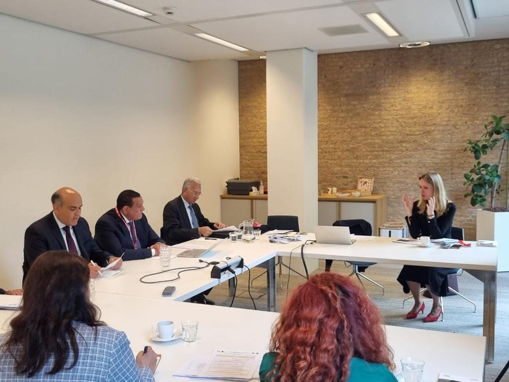 وزير التنمية المحلية يستهل نشاطه في هولندا بزيارة مقر اتحاد البلديات الهولندية